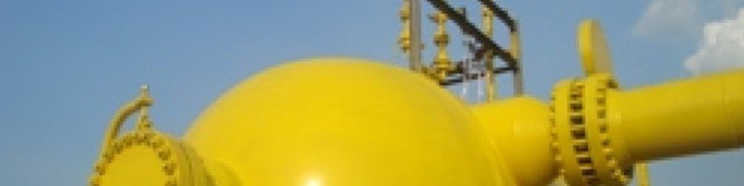 Tangki bola kuning instalasi migas dengan latar langit biru